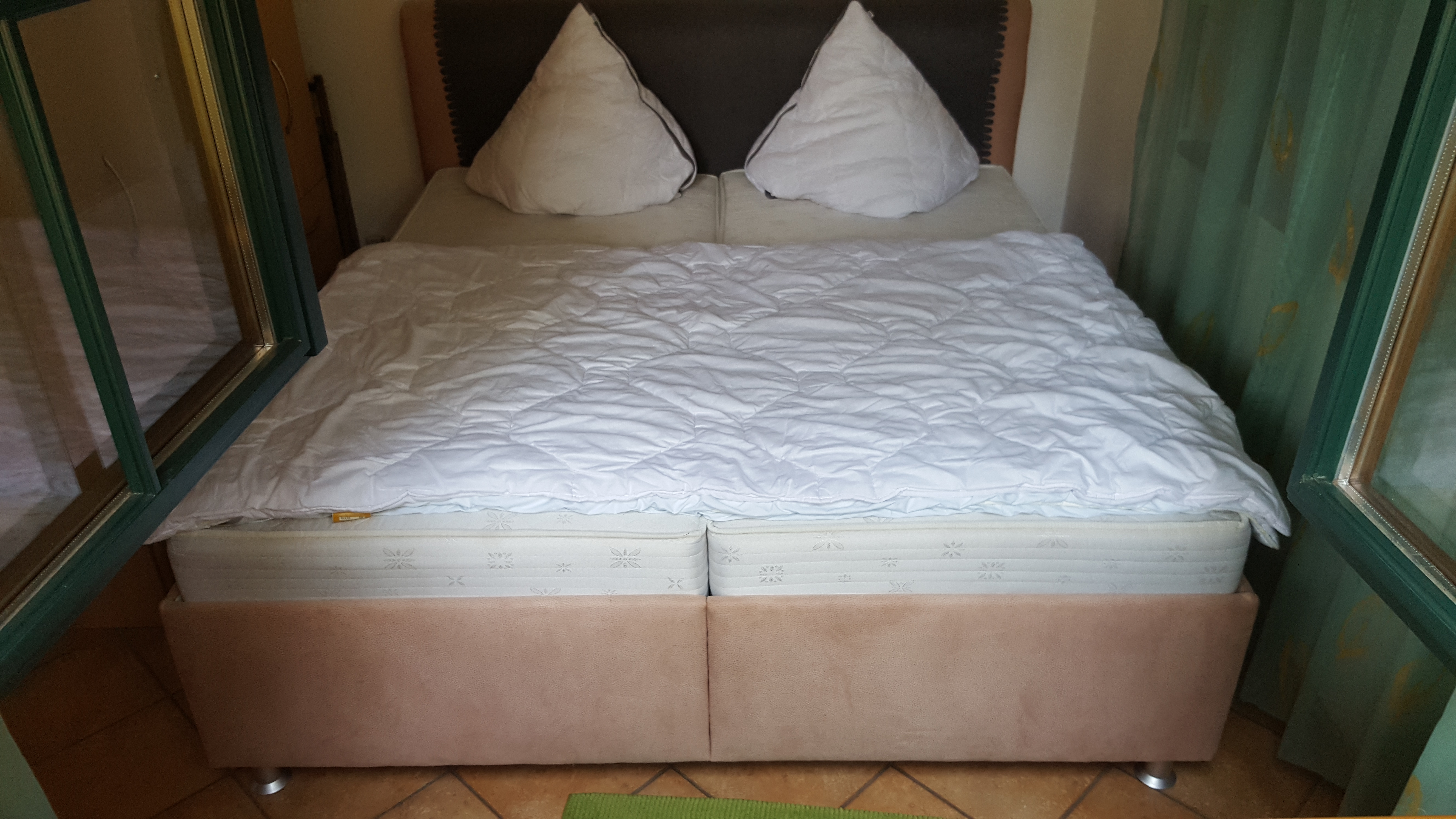 Doppelbett im Schlafzimmer